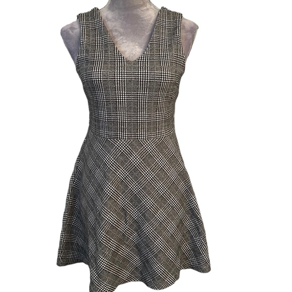 Banana Republic Dresses & Skirts - 🔥Banana Republic plaid mini dress. Black and white, v-neck, sleeveless. Size 6